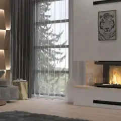 Nowoczesny salon z kominkiem, gdzie uszczelniacz do kominków zapewnia bezpieczeństwo i estetykę. Wygodna sofa, designerska ściana i widok na las.