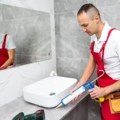 Jak usunąć silikon z umywalki - skuteczne metody i porady