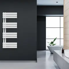 Biały, nowoczesny grzejnik łazienkowy w minimalistycznym stylu, idealnie komponuje się z ciemną ścianą.