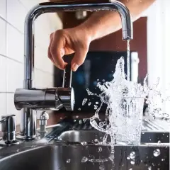 Jaki filtr do wody z kranu wybrać, aby poprawić jakość wody?