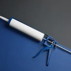 Pistolet do silikonu, który pomoże Ci dowiedzieć się, czym usunąć silikon.