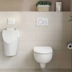 Dwa wiszące WC, jedno wyżej, drugie niżej, pokazują różnice w wysokości WC od podłogi. Obok prysznic i uchwyt na papier.